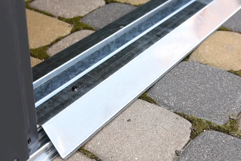 Capanno in metallo per attrezzi Helsinki 2,4 x 3 m StoreBoss color antracite