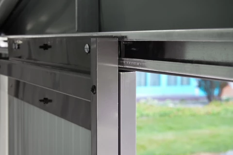 Capanno in metallo per attrezzi Helsinki 2,4 x 3 m StoreBoss color antracite